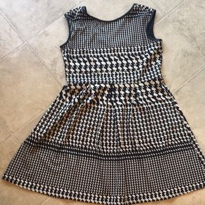 Black/White fit & flare knee length dress size 18